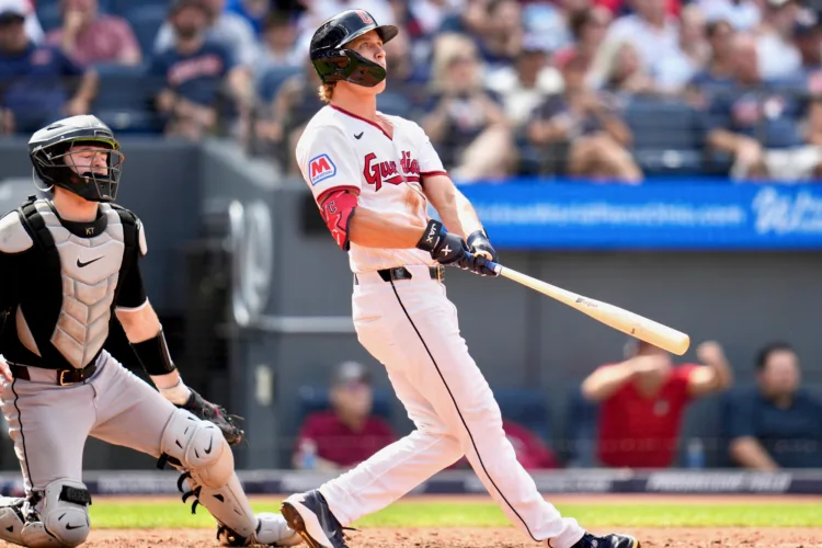 Guards top White Sox for AL Central lead